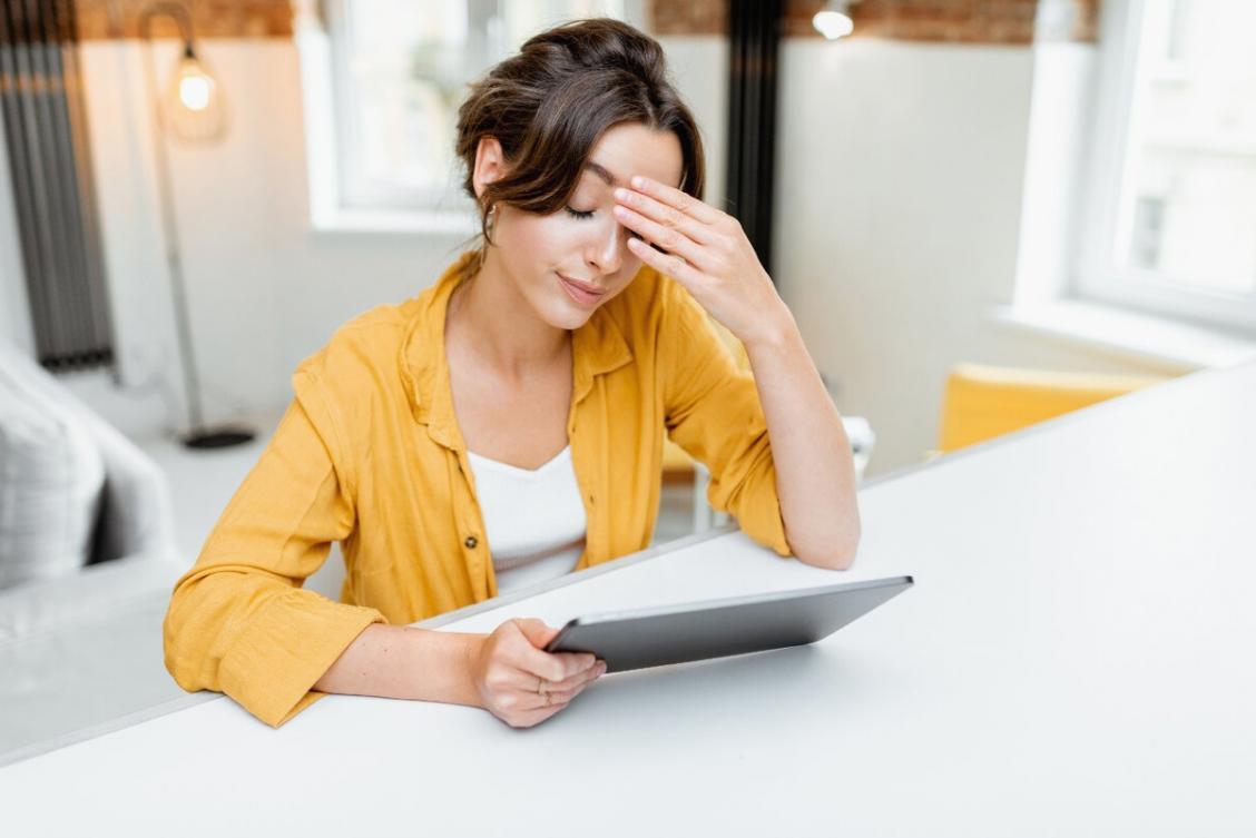 Participante trabajando con modelo financiero en computadora